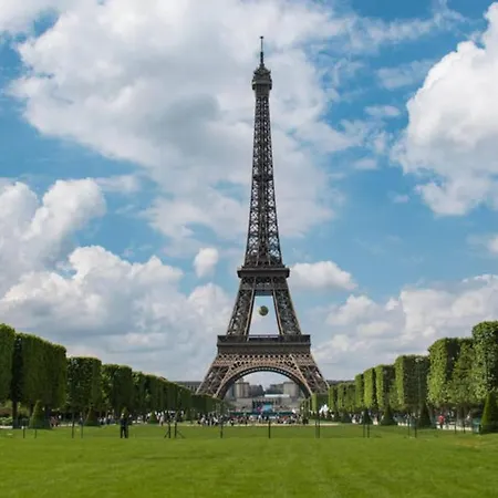 Near Des Invalides By Weekome * Parigi